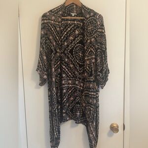 Patrons of Peace VGUC Black , pink and Beige flower Patterned Kimono